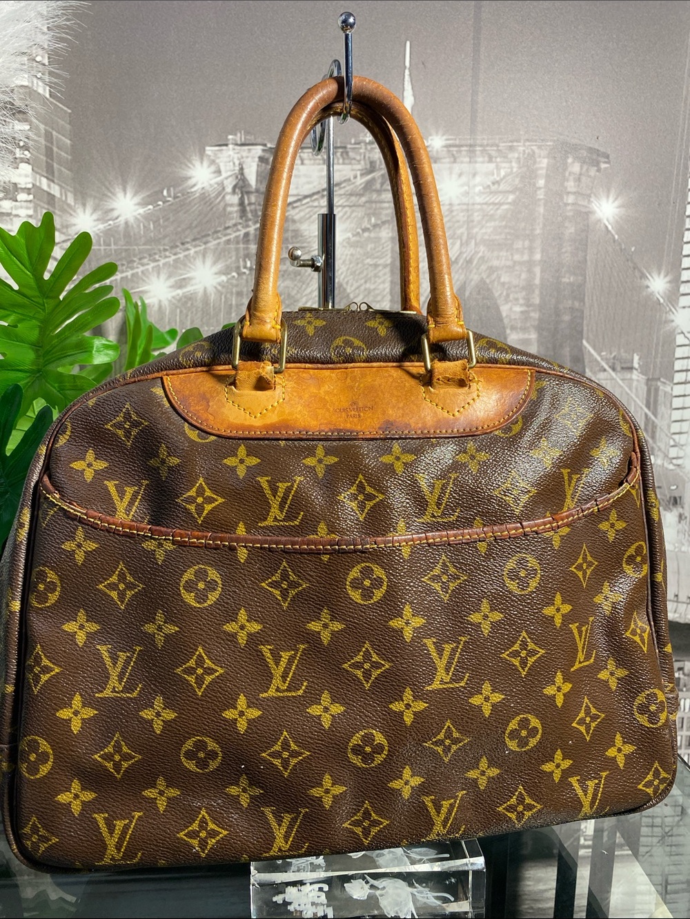Authentic Louis Vuitton Deauville Monogram Boston Handbag - Picture 4 of 17